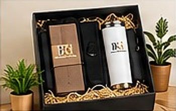 Gift set dalam kotak hitam berisi notebook, tumbler, dan pulpen berlogo BKi