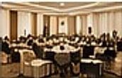 Ruang event perusahaan dengan meja bundar