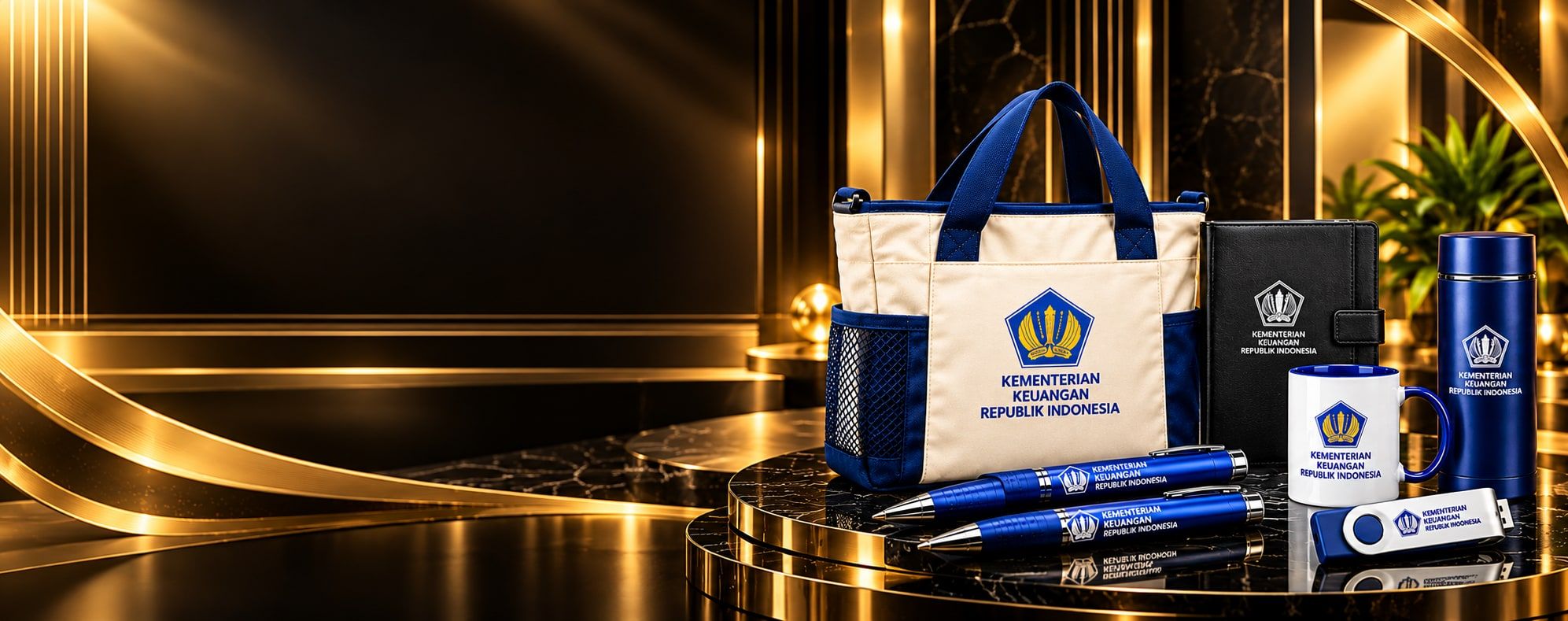 Tote bag, notebook, mug, tumbler, pulpen, dan flashdisk custom di atas podium marmer hitam berlampu emas