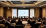 Peserta seminar di ruang konferensi hotel